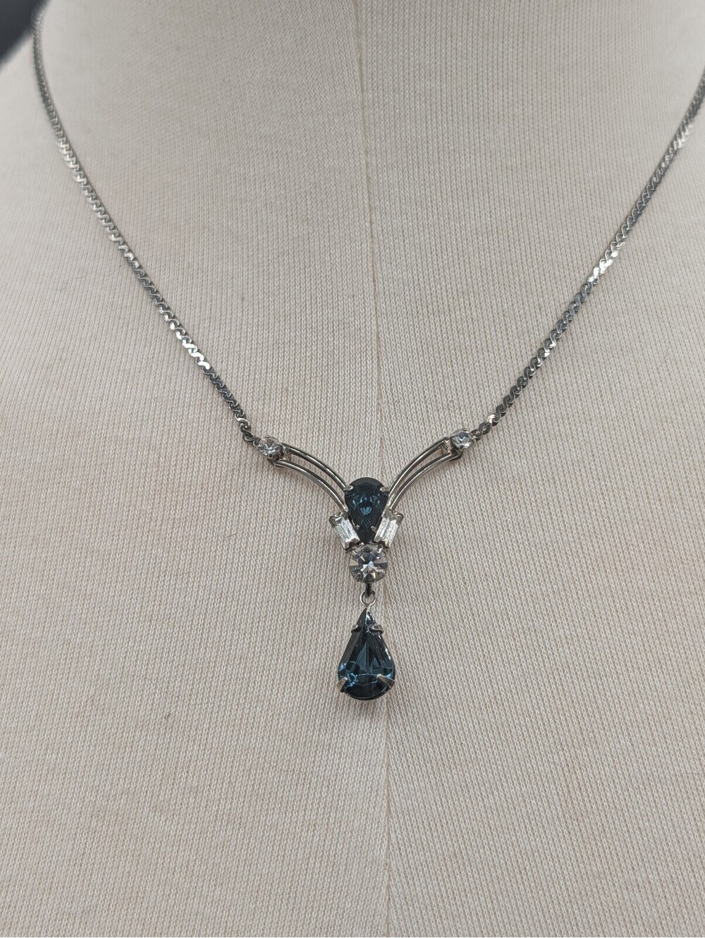 Vintage Art Deco Style Sapphire Blue Silver Tone Rhinestone Y Drop Necklace